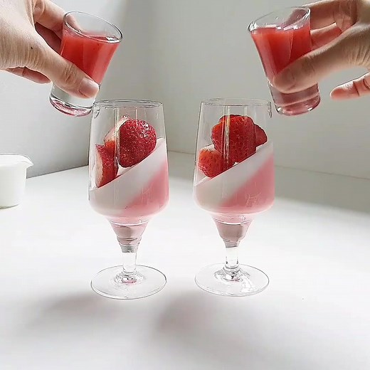 딸기 판나코타 🦊❤ #strawberry#pannacotta 🍓 #홈카페#홈카페영상#딸기#라떼#berries#latte#homecafe#cafe#카페#커피#라떼#coffee#tea#sweet#drinks#yum