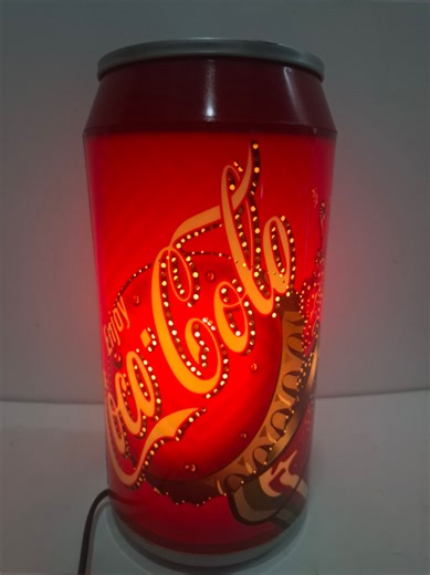✨ Coca-Cola Can Style Rotating Lamp 点亮后非常抢眼，红色灯光营造很好氛围 适合收藏、摆设、店面或房间装饰 实物拍摄｜非饮料 欢迎 PM 了解，可安排寄送 ✨ Coca-Cola Can Style Rotating Lamp Lights up beautifully with a warm red glow Great for display, décor, shop or room ambience Actual item｜Not a drink Feel free to PM for details, shipping can be arranged #CocaCola #DisplayPiece #AmbientLight #CollectibleDecor #homedecor