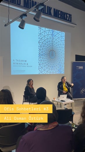 TSMD Mimarlık Merkezi on Instagram: "Ofis Sohbetleri serimizin üçüncü buluşmasını A Tasarım’ın kurucusu Ali Osman Öztürk ile gerçekleştirdik. 🎉 Samimi bir akşamüstü atmosferinde gerçekleşen bu etkinlikte yalnızca projelerden değil; mimarlığın görünmeyen yüzünden, deneyimlerden, başarı ve başarısızlık hikâyelerinden de konuştuk. Katılım gösteren tüm üyelerimize ve misafirlerimize içten teşekkür ederiz. Etkinlik @vakumakss katkılarıyla gerçekleştirilmiştir. @atasarimmimarlik"