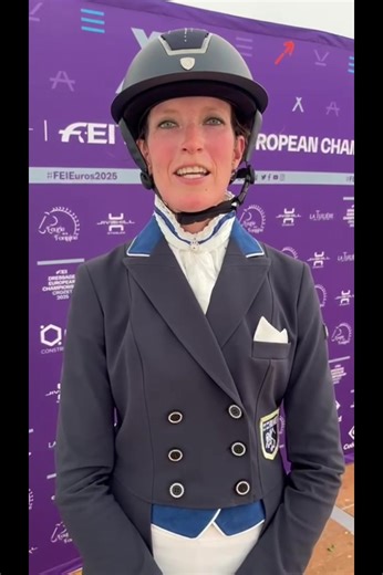 Matilda Schmechel ja Zagal Azores esittivät ensimmäisenä Suomen joukkueesta kouluratsastuksen GP-ohjelman Crozetin Euroopan mestaruuskilpailuissa Ranskassa. 🇫🇮🇫🇷 Arvokilpailujen ensikertalaiset tekivät hyvän ohjelman, jonka tulos oli 65,497 prosenttia. Erityisesti laukkaohjelma onnistui Matildan mukaan parhaiten. PRE-orin omistaa tsekkiläinen Anna Homolova Forstingerova, joka oli myös paikalla seuraamassa suoritusta. Torstaina vuorossa ovat joukkueemme muut ratsukot, Joanna Robinson ja Glamo