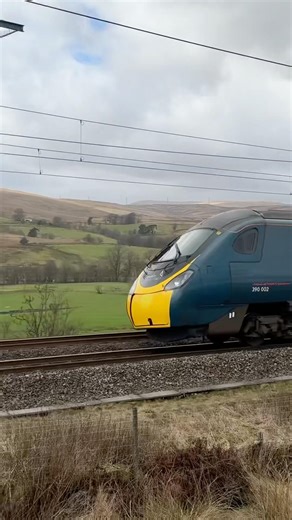 Avanti Class 390 (390002) Flying South Past Scout Green | Glasgow–London