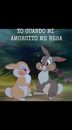 Besos de Amor: Novios Besándose Apasionadamente