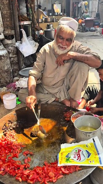 Hidden Taste in Peshawar | 70 Years Old Baba Jee Tawa Kaleji | Tomato & Masala Fry Kaleji | Rs 100-200 | Kp Food Diaries