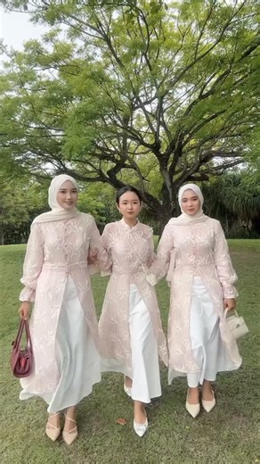 Jahit Gaun/kebaya wisuda/tunangan/jahit sarimbit on Instagram: "•custom / open PO /made by order (foto/Video ini Referensi Jahit untuk yang mau order ) Cc : ( bisa DM akan kami berikan credit foto/video bagi yang merasa memiliki) _____________ ✨ bagi yang mau lihat Real hasil custom bisa cek HL atau @byrrastari 📌 Dibuat khusus sesuai permintaan/mohon maaf tidak Ready stock 📌 SIZE KEBAYA DAN SETELAN BEDA DENGAN SIZE GAUN, harap chat admin utk konsultasi size -Jika Size yg di inginkan tidak ada