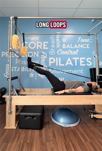 Here’s a quick demo on what to do and what not to do when you have your feet in long loops. Yes, we are lengthening, but we are also stabilizing the upper body as we move just the legs . Be sure to keep that pelvis firmly attached to the carriage and don’t let it float off as I show you here in an exaggerated version . Follow for more tips and advice with your pilates practice #pilates #reformerpilates #pilatesinstructor #learnpilates #pilatesforeverybody