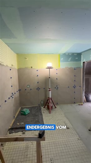 Mike Unger on Instagram: "🔨 Endlich geht’s los: Fliesenlegen im Badezimmer! 😍 Heute startet einer der schönsten Schritte in diesem Projekt – die 90x90 Feinsteinzeugfliesen kommen an die Wand! In den letzten Videos habt ihr schon gesehen, wie ich: • die Trockenbauwände vorbereitet habe • die Fußbodenheizung verlegt habe • Elektro & Wasser installiert habe • und natürlich alles sauber abgedichtet habe Jetzt geht es endlich ums Design & Finish! 🎉 ✨ Die Fliesen sind von @amiadesign_ aus Österreic