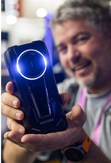 Doogee V Max 2 Pro 📱🔦 Telefon, nebo powerbanka? Spíš obojí. A ještě kempingové světlo 😅 Uvnitř je totiž brutální baterie 22 000 mAh 🔋 K tomu 1 TB úložiště, až 48 GB paměti a 120Hz FullHD displej 📱 A tohle tlačítko? Zapneš silné světlo, blikání nebo SOS režim – ideální na trek do přírody 🏕️ Upřímně… tohle dát do kapsy je skoro workout 💪🏼 Co na tohle hovádko říkáš ty? 👇 #petrhudec #huramobil #doogee #powerbanks #techlife