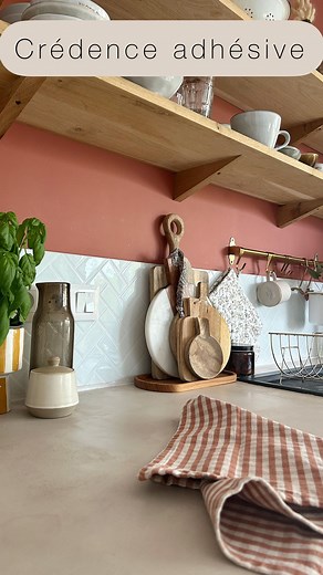Aurore 💫 on Instagram: "Le meilleur bon plan dans la cuisine selon moi: la crédence adhésive imitation carrelage !• • La crédence effet chevronnée vient de chez @aliexpress (lien en storie permanente "cuisine", j'avais payé 90€ pour environ 3m50 de crédence 💰• • Application : - très simple, facilement repositionnable en cas d'erreur et colle vraiment super bien sur le long terme 👍🏼 • Entretien : - je vaporise un spray multi fonction et passe ma microfibre dessus de temps en temps car elle es
