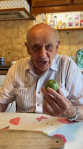 LA MINI PASTÈQUE DE PAPI 🍉 Papi a planté des pastèques, et il n’en est ressorti qu’une seule… et elle est mini ! Vous avez déjà vu ça ? #pasteque #minipasteque #recoltedujour #papi | Hello and Food