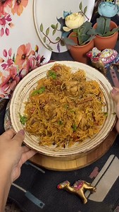 20 minute mein ready Chatpata Chicken Pulao — spicy, juicy aur full of flavour! 😋🔥 Quick cooker recipe for your busy days 🥹 Follow for more easy one-pot meals 💛 ⸻ 🧂 Chicken Pulao Recipe: Ingredients: • Chicken – 500g • Basmati rice – 2 cups (soaked 20 min) • Onion – 2 (thinly sliced) • Tomato – 1 (chopped) • Ginger garlic paste – 1 tbsp • Green chili – 2 (slit) • Curd – 3 tbsp • Red chili powder – 1 tsp • Coriander powder – 1 tsp • Garam masala – ½ tsp • Salt – to taste • Oil – 3 tbsp • Wat