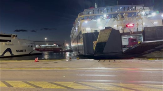 Top News – Greqia mbyll portet! Era e fortë përplas dy tragete në Pire - Top Channel