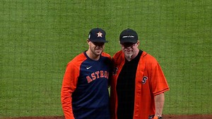 Jeff Bagwell tosses first pitch