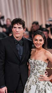 Era da parecchio tempo che non si vedevano insieme a un evento così importante. Ma è sempre bello ammirare Mila Kunis e Ashton Kutcher. Ai Golden Globes è stato tempo di volti del momento, ma anche di ritorni molto graditi. Come quello della coppia di attori, che ha rubato la scena sul red carpet della premiazione, ieri domenica 11 gennaio 2026. Per l’occasione Mila ha indossato un abito senza spalline nero e bianco di Carolina Herrera, caratterizzato da un corpetto a corsetto e da una gonna pli
