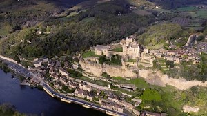 Hohe Luftwaffe von Château de Beynac: Stockvideos & Filmmaterial (100 % lizenzfrei) 3975000799 | Shutterstock