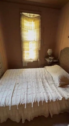 Abandoned Haunted Victorian Manor — Frozen in Time 😳👻