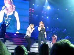 Kelly Clarkson & Reba McEntire - Walk Away (Live), Baltimore, MD