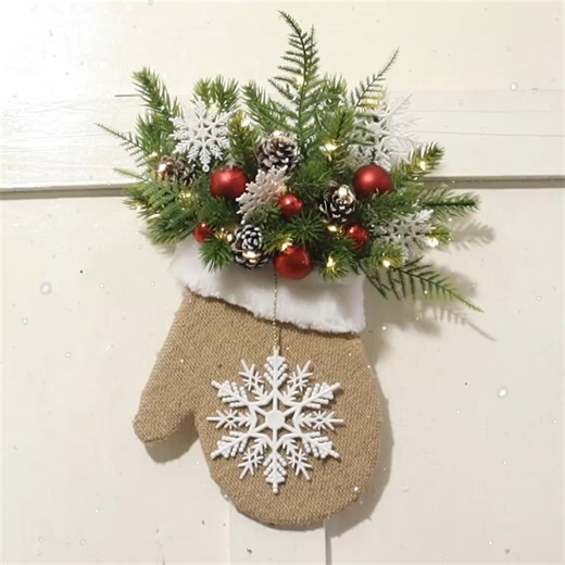 DIY mitten Christmas wall hanging | GH Media