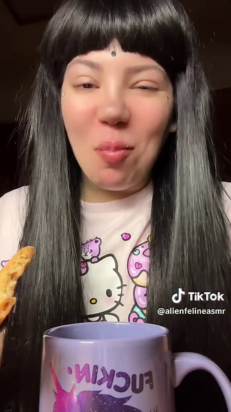 The viral butter crunch cookies! #cookies #buttercrunch #lindens #sweets #asmreating #mukbang #eatingshow #eatingsounds