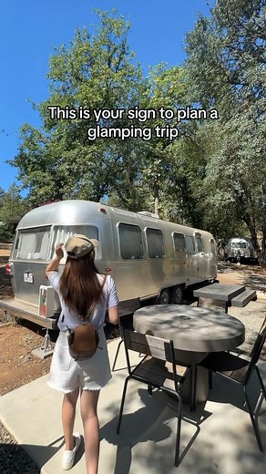 Go glamping at AutoCamp Yosemite and sleep in iconic Airstream trailers just outside the park. 🚌 Outfitted with a modern kitchenette, an airy sitting room, private bathrooms, and cushy beds, these glam trailers amp up your Yosemite getaway. 😮 Beyond the Airstreams, enjoy chic tents, on-site dining, a beautiful common area, and an idyllic lake. 🏞️ 📍Yosemite National Park, Yosemite Nation 📷 @teresa.ctw on IG | Visit California