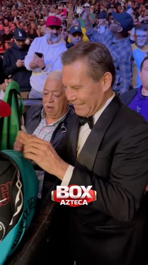 42K views · 8.4K reactions | La estrella de la noche  Julio César Chávez se tomó un tiempo para tomarse foto con los aficionados del boxeo previo a la pelea de el @vaquero_navarrete y @oscarvaldez56 #BoxAzteca 壘 #ReyesDelNocaut  Esta noche ⌚ Al terminar Rayados vs Atlético de San Luis  Azteca Siete ️ aztecadeportes.com y app | Box Azteca | Facebook