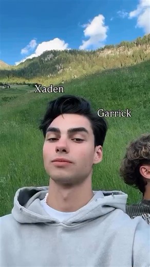 Delusional Dragons | Book Memes and Reviews on Instagram: "✨ 📚 ✨ . . . 日本利用压电瓷砖将脚步转化为电能。这些瓷砖捕捉来自你脚步的动能。当你行走时，你的重量和动作会对瓷砖产生压力。瓷砖会轻微弯曲，从而产生机械应力。瓷砖内部的压电材料将这种应力转化为电能。每一步都会产生少量电荷，而数百万步结合在一起就能产生足够的电力来驱动 LED 灯、数字显示屏和传感器。在像涩谷车站这样繁忙的地方，每天大约有 240 万个脚步为这一系统作出贡献。这些电能可以被储存或立即使用，从而减少对传统电力来源的依赖，并支持可持续的城市基础设施。这种方法将日常运动转化为实用的可再生能源 #日本 #知识 #事实"