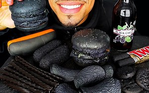 【Jerry】全黑色食物（黑巨无霸汉堡、黑热狗、黑蛋糕棒、黑薯片、黑扭扭糖、黑曲奇、Twix能量棒、黑樱桃汁）