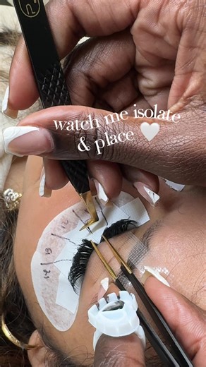 Struggling with isolation or dropped fans ? It’s not your technique, it’s your tools ! Soft, consistent lash trays Precision isolation tweezers Grip perfect volume tweezers PoshByPatience makes lashing easier, faster, and cleaner. 🖤 FREE tweezers in every order ! Link in bio 🤍