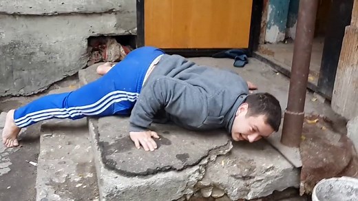 Un homme sous l'effet de la drogue Krokodil