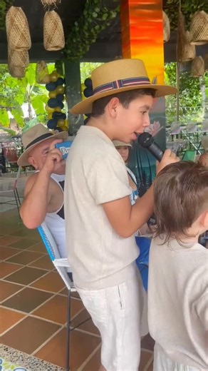 El Charrito Rendón on Instagram: "Y como dice mi Ágüela a esta historia le falta un pedazo!!! Por acá les comparto a mi papito el mejor del mundo, el más noble y el más bueno y a mismás grandes amores !!! Mis hermanos !!! En esta casa todos somos iguales aunque todos necesitamos cosas diferentes de nuestros padres y eso hace maravillosos a papá y a mamá !!! A cada uno nos dan y nos tratan de acuerdo a lo que necesitamos de ellos. #luisalfonso el mejor papá del mundo #luisapulgarin la mejor mamit