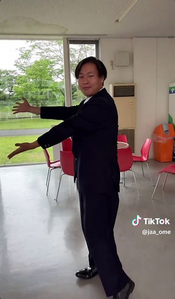 学校施設紹介：キャビンアテンダント科の学生が案内