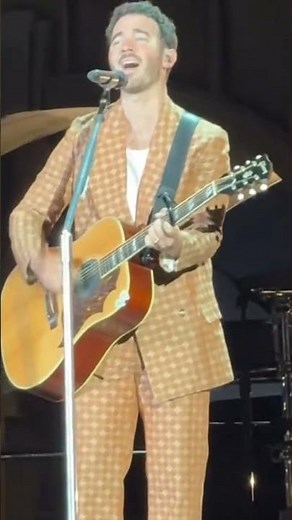 #KevinJonas debuts his first solo song Changing live in Boston 🥹🎶 #JonasBrothers