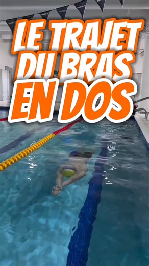 💡 Le trajet du bras en dos crawlé : comment le rendre fluide et efficace ? 🏊‍♂️En dos crawlé, le mouvement du bras est la clé pour avancer sans effort. Voici les étapes à maîtriser :1️⃣ L’entrée dans l’eau : • Plongez votre main dans l’eau, le petit doigts en premier, légèrement en dehors de l’axe de l’épaule. • Attention à ne pas entrer avec le bras tendu directement vers la tête.2️⃣ La traction : • Votre main doit s’orienter vers le bas et légèrement vers l’extérieur pour attraper l’eau. • G