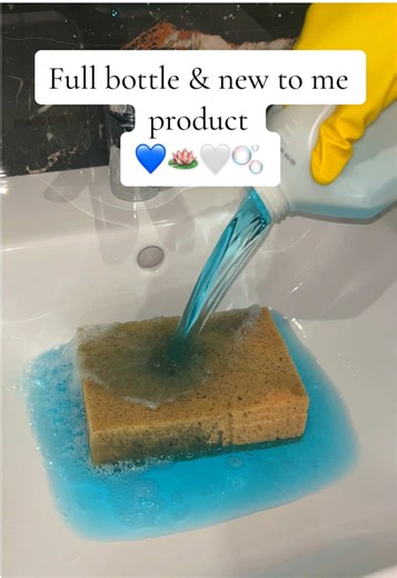 Full bottle fridaaayyyyyy🕺🏼🪩💙🫧 Bloomz floor cleaner - white linen & lily🤍 And what better way to test out a new to me product than with a full bottle of it😮‍💨🫦 Rinse was disappointing tho💔💔 #fullbottle #sudsysqueezes #spongesqueezingasmr #blue #fyp