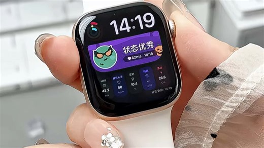 第一次用苹果Watch S11，这些瞬间太戳心了！运动时抬腕亮屏超灵敏，健康监测全天守护，消息提醒再也不怕错过，搭配穿搭也超有型，智能生活从手腕开始。