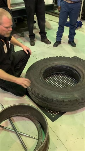 Tez Tezz on Instagram: "Split ring tires Pt 3 #dieselmotion #dieseltechnician #lincolntech #dieselmechanic"