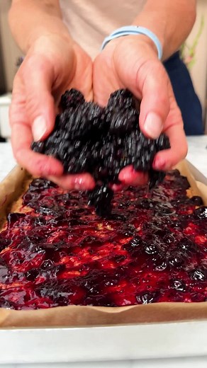 Delicious Blackberry Crumble Bars for Summer Picnics
