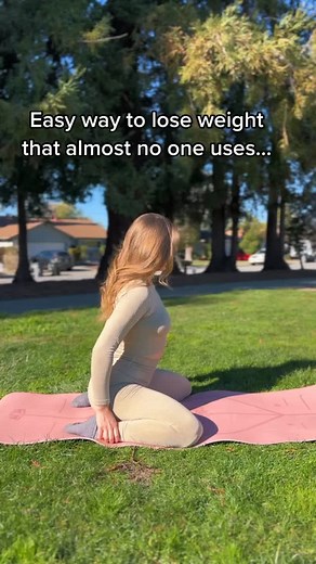 Let me explain ‼️ Most women don’t realize that tight, overactive muscles and poor posture can actually contribute to weight retention and swelling 🚩 Here’s why this type of movement helps: ✔ Relaxes hypertonic muscles so your body stops “holding tension water weight” ✔ Improves circulation and lymphatic drainage 👉🏻 less puffiness and water retention ✔ Supports deeper breathing and core activation, both improve metabolism ✔ Realigns posture, which can instantly make your body appear slimmer a