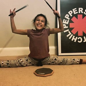 I invented a new diddle called the splitdiddle. #splits #yoga #meditation #paradiddle.🥁❤️👧🏽 | Nandi Bushell