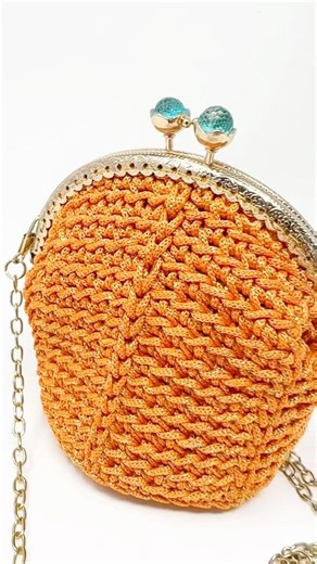 Tutorial clic Clac all’uncinetto in cordino 🍂 #momiscrochet #uncinettotutorial #borseuncinetto #uncinetto #crochetinspiration #crochet #crochetbag #tutorial #clicclacbag | Momì's