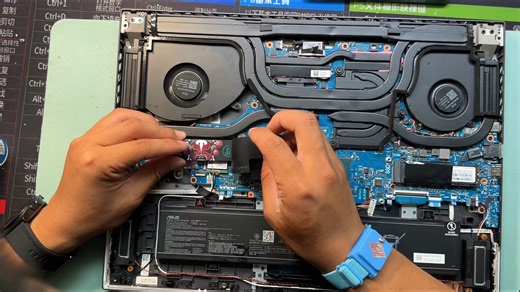 来自山东东营的小伙伴寄送的ROG枪神7拆机清灰维护视频，液金换7950相变片，全过程分享～