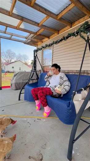 Elianne Martinez on Instagram: "#reels #gallinasfelices #gallinas"