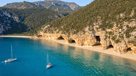 La plage aux grottes creusées dans les falaises