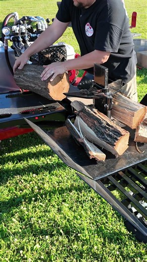 🔺Lift 🦾 Split 🪓 Repeat 🪵 #firewood #heavyduty #woodsplitter #machinery