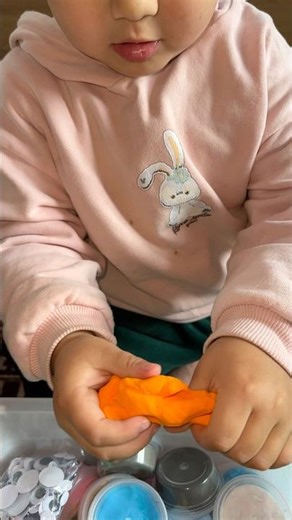 My daughter is learning to make things out of plasticine.😍#plastilina #clay #baby