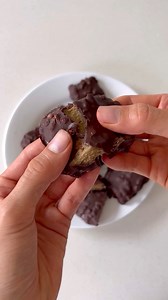 these homemade 100 grand candy bars are gluten free, dairy free, and refined sugar free, and made with just 5 ingredients! they’re the perfect easy no-bake dessert. recipe in the comments! #100grand #candybar #chocolatebar #chocolatecaramel #homemadechocolate #refinedsugarfree #glutenfreedessert #dairyfreedessert #refinedsugarfree #vegandessert #easydessert | The Bigley Basics