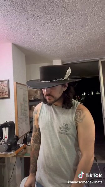 Ya regreso el sombrero de rango con el alambre de puas bien 🙌🙌