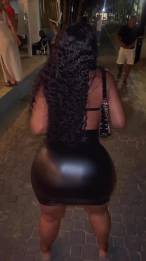 Pocahonta_doll on Instagram: "“Donde suena la música, ahí estoy yo 🎶”. Link in my Bio para más contenido 😘 #NightVibes #PartyTime #GoodVibes #NightOut #GlowUp"