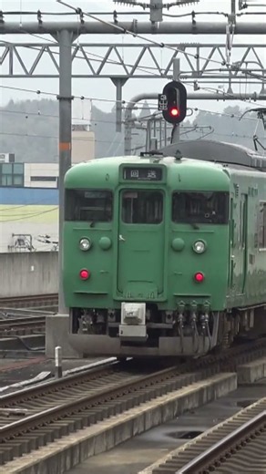 休日朝の福知山駅を下り方面に出発していく回送の山陰本線113系
