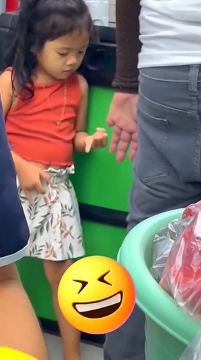 Nagtataka talaga s'ya kong bakit apat lang ang daliri ni Kuya. Ganyan talaga yung mga curious sa kanilang nakikita.. #viralreels #fbreels #viralvideo | Angelie Yagong Coma