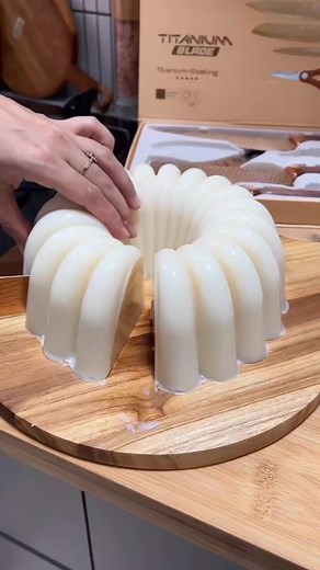 Bahan-bahan : Milk pudding: 2.3lt milk 3pcs jelly powder plain / 21 gr gelatin powder 250 gr sugar 1 tsp himsalt 2 tsp vanilla essence 3 tbsp corn starch / maizena Glass pudding: 1.8t water 2pcs jelly powder plain (kalau mau lembut bisa pakai nutrijel leci) / 14 gr gelatin powder 200 gr sugar 1/4tsp himsalt Resep fla : 250 ml Susu Cair 3 sdm Gula Pasir 1 butir Kuning Telur 2 sdt Tepung Maizena 1 sdt Perisa Vanilla (aduk rata semua ketika api padam, lalu masak hingga mengental, saring fla agar ti